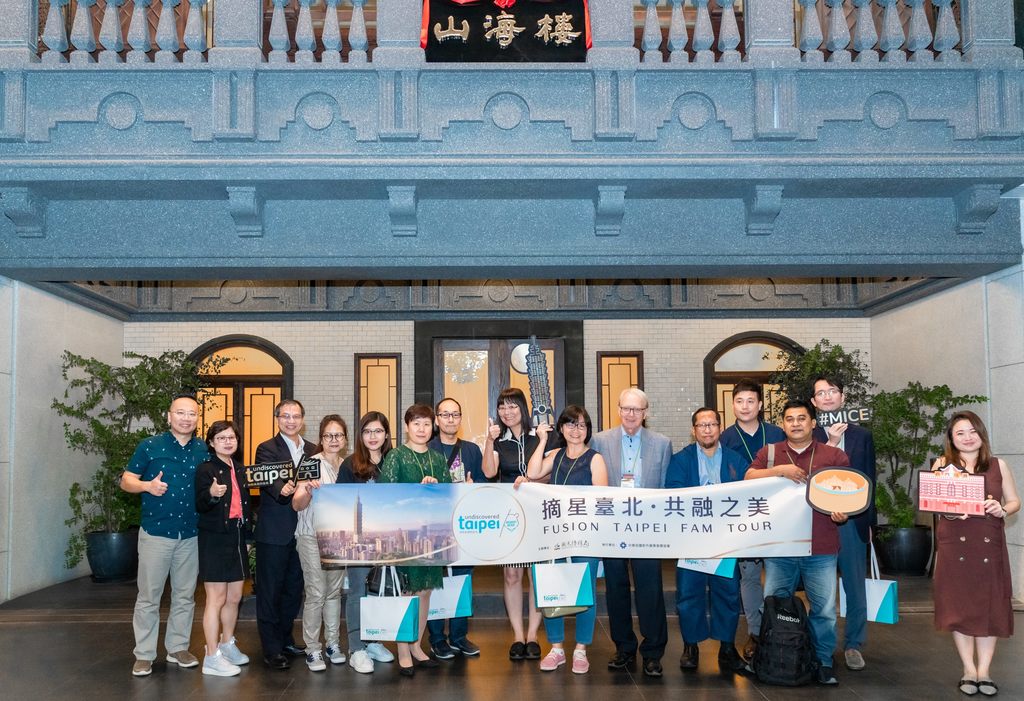 台北市政府观光传播局李丽珠副局长与海外贵宾合影