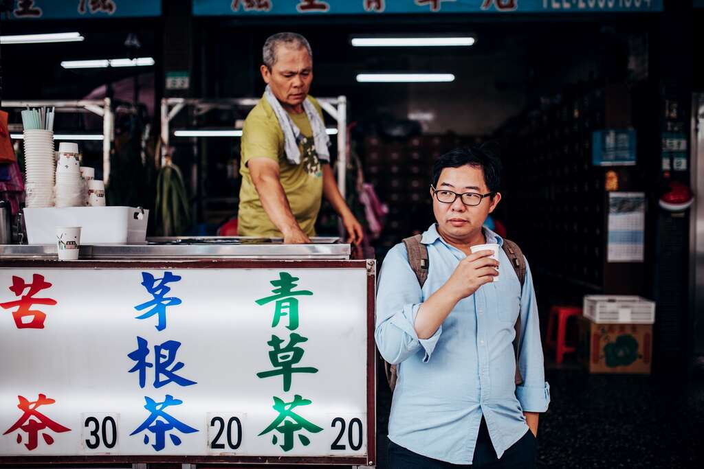 邱翊带我们到他常消费的青草茶摊，沁凉的青草茶尾韵甘甜，也十分消暑。
