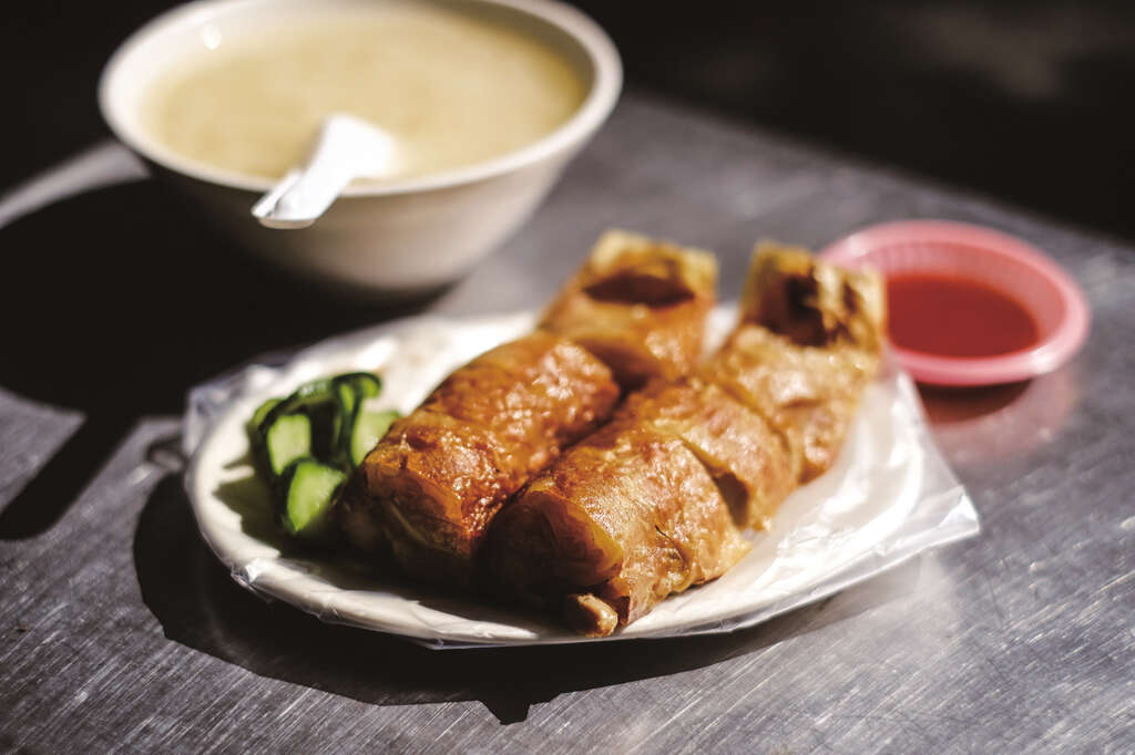 The shop that sells chicken rolls in Dadaocheng doesn’t have a name, yet the dish’s crispy texture impresses people again and again.