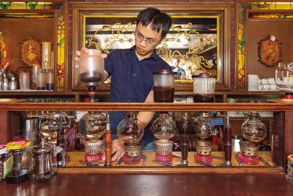 TAIPEI Fall 2019 Vol.17--Not Another Hipster Café : Taipei’s Old-School Coffee Shops