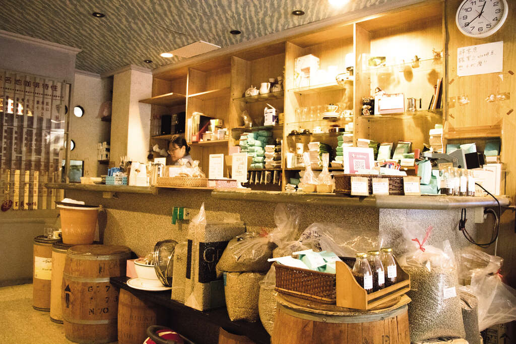 TAIPEI Fall 2019 Vol.17--Not Another Hipster Café : Taipei’s Old-School Coffee Shops