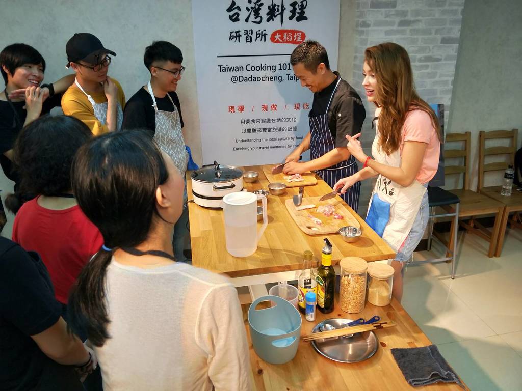 俄羅斯美女安妮驚喜現身當助教，與參與民眾在老屋改建的教室製作超台料理滷肉飯。