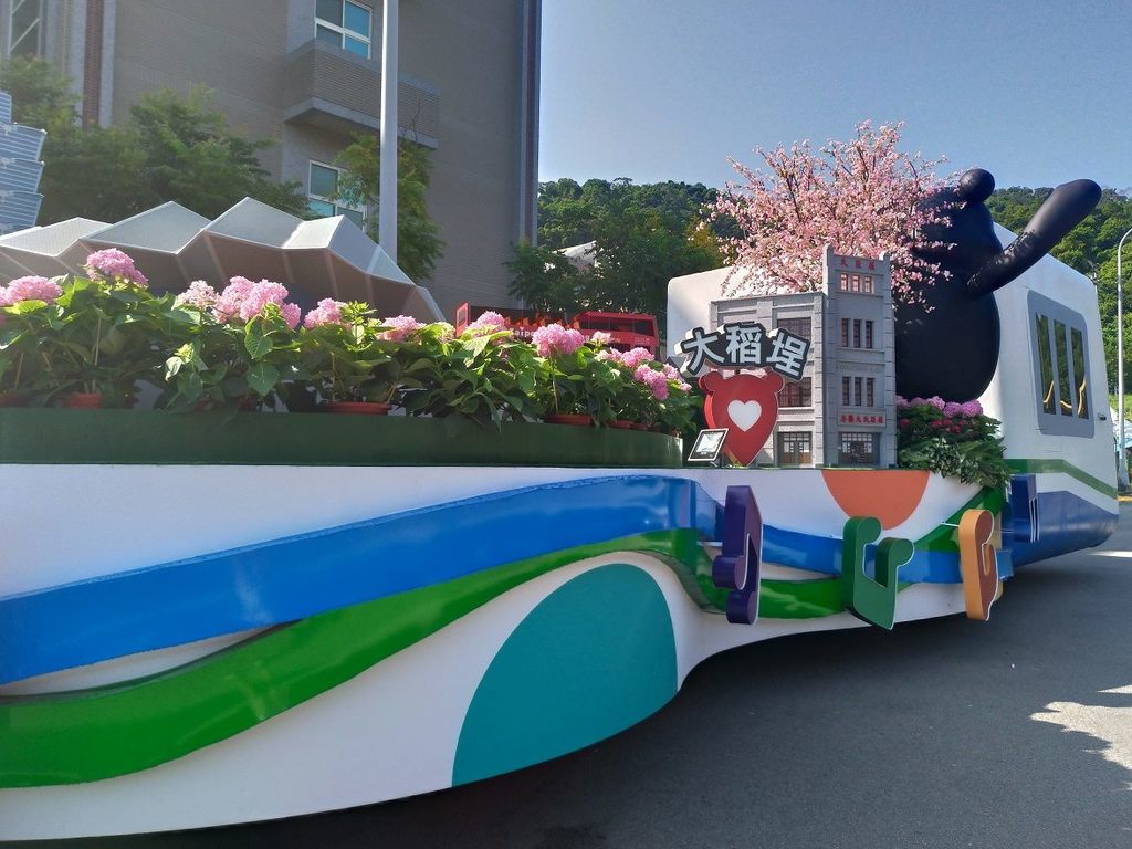 今年度臺北主題花車重現了臺北流行音樂中心與經典小鎮大稻埕