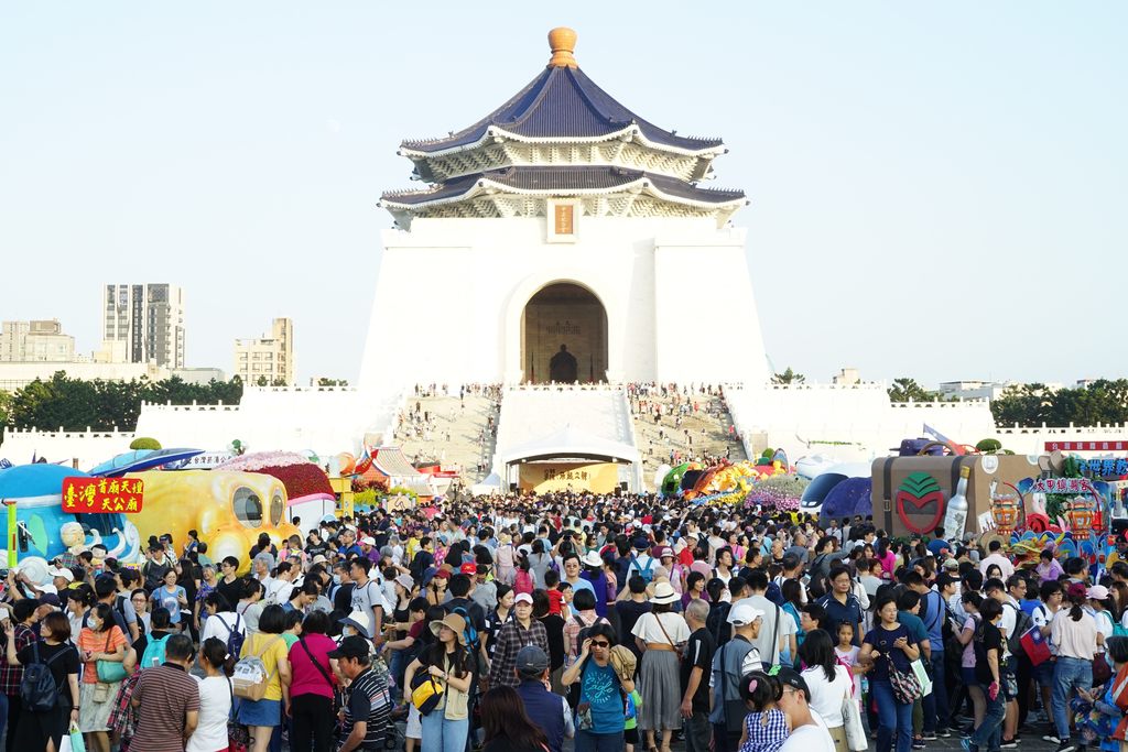 民眾擠爆中正紀念堂搶看花車、爭相拍照.JPG