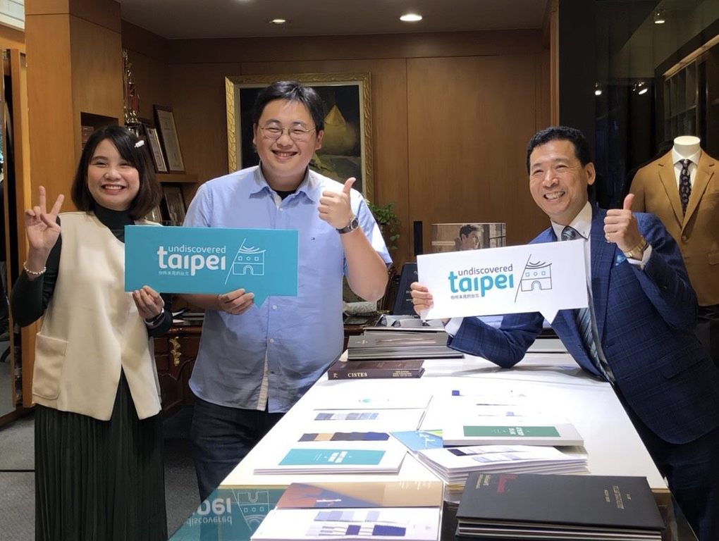 台北市政府观传局长刘奕霆与越南知名网红Trần Thanh在知名西服店前与负责人开心留念