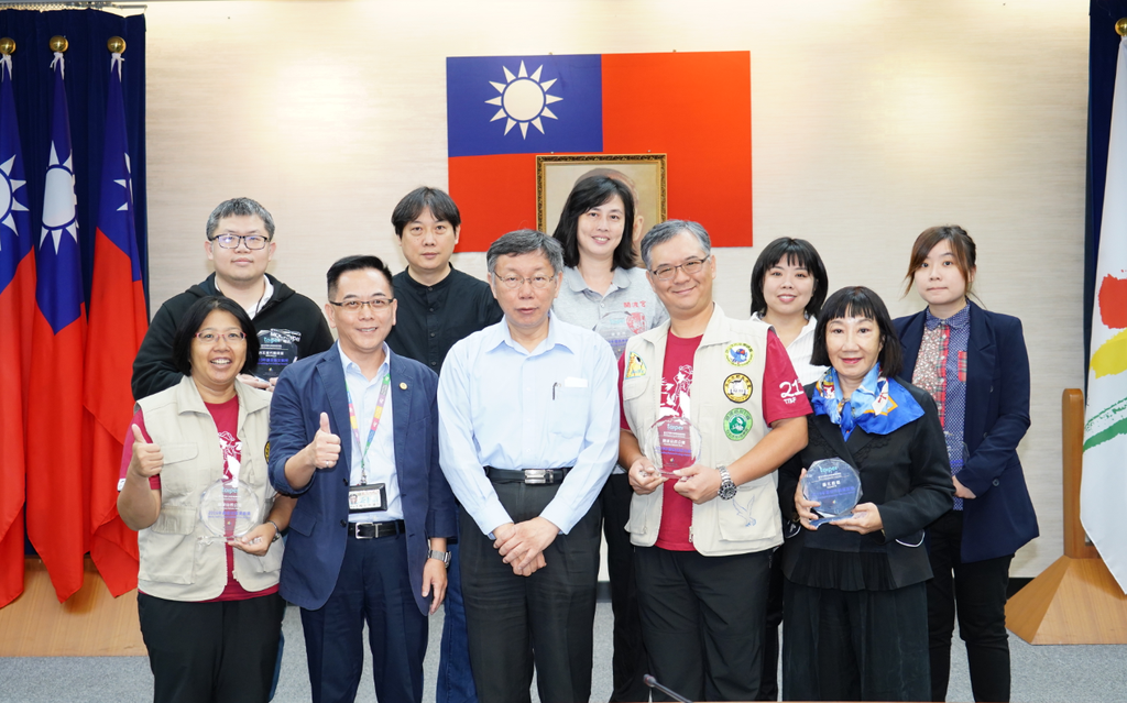 市长与得奖景点代表合影