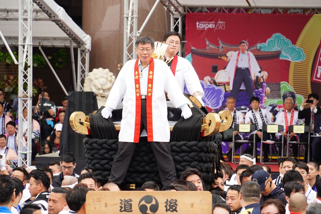 臺北市今日在市府前廣場舉辦日本松山市撞轎祈福活動，市長柯文哲特別登上大神轎為臺灣祈福