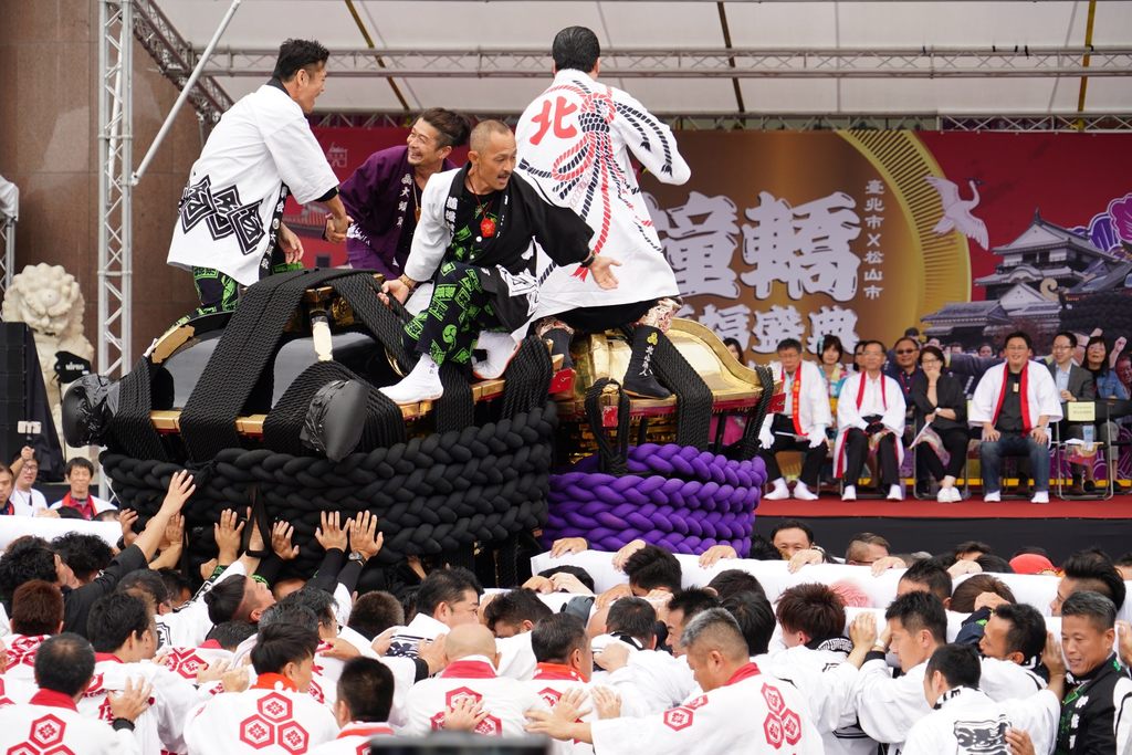 今年是臺北市與日本松山市友好交流協議簽訂滿5周年，臺北市再度邀請日本松山市大神轎來臺並在北市府前盛大演出，現場吸引許多民眾觀賞 - 複製