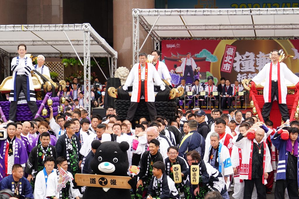 市長柯文哲率副市長蔡炳坤與觀傳局長劉奕霆一同穿上祭典專屬短掛及登轎專用鞋，分別登上3座大神轎，由百位轎夫協力扛起踩街，為臺北市民及臺灣祈福 - 複製