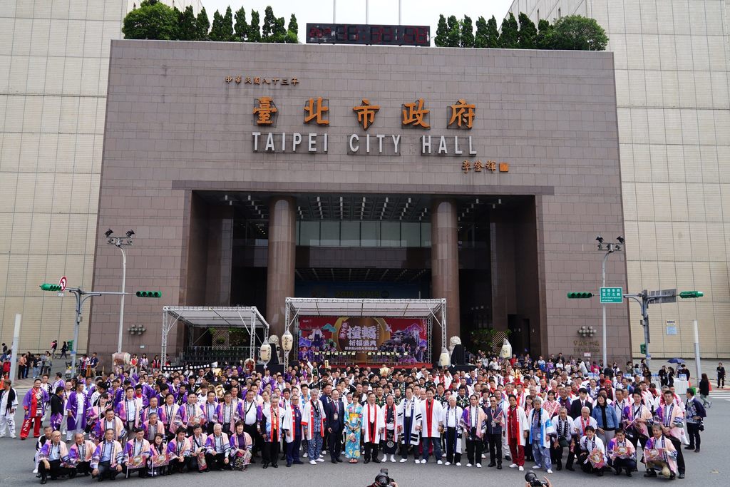 北市府今年特別邀請日本松山市3頂大神轎及約300名的轎手來臺表演，現場呈現原汁原味的撞轎盛況