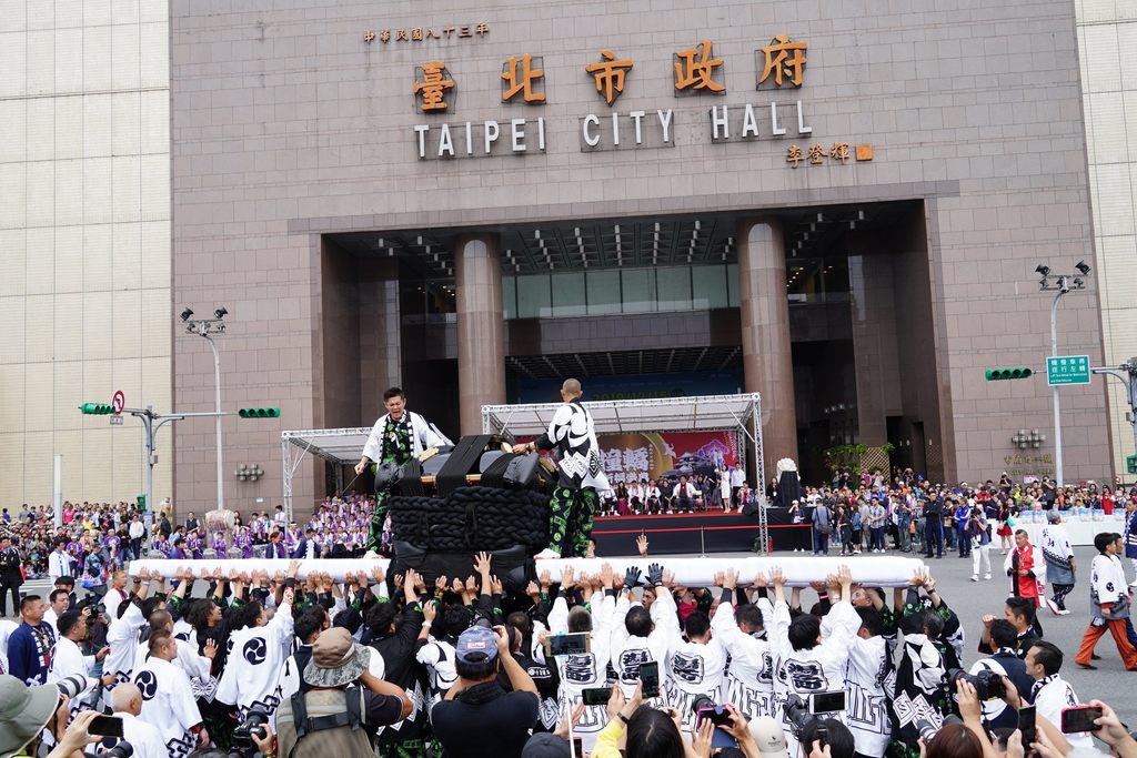 市府場日本大神轎撞轎祈福活動吸引許多民眾參觀