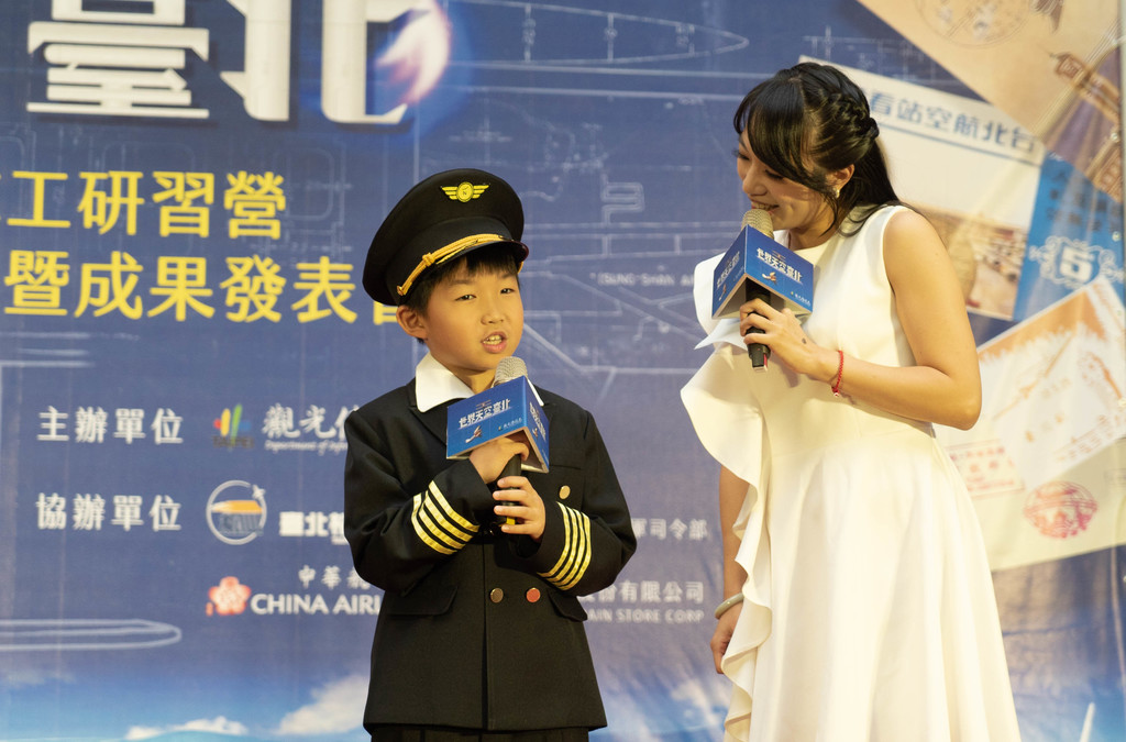 永吉國小四年級岳威羽小朋友希望自己像謝文達一樣成為守護人民的飛行員