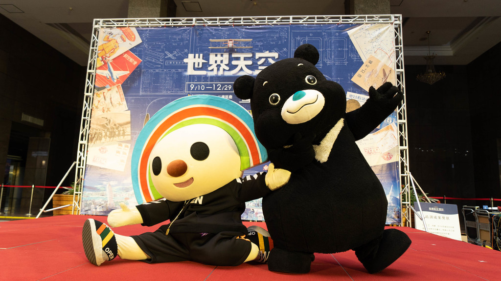 台北市吉祥物熊讚與統一超商OPEN小將陪伴小朋友們一起結業