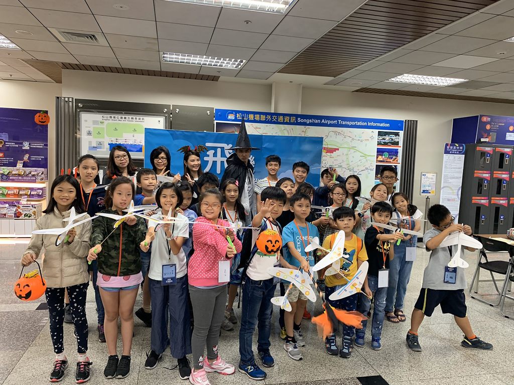 台北探索館小志工研習營跟著統一超商索爾老師於松山機場航廈完成飛機科學體驗課程