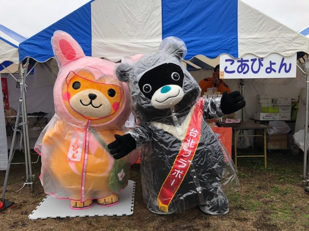 熊讚參加日本「世界キャラクターさみっとin羽生」(日本羽生吉祥物高峰展會)，交到新朋友こあぴょん