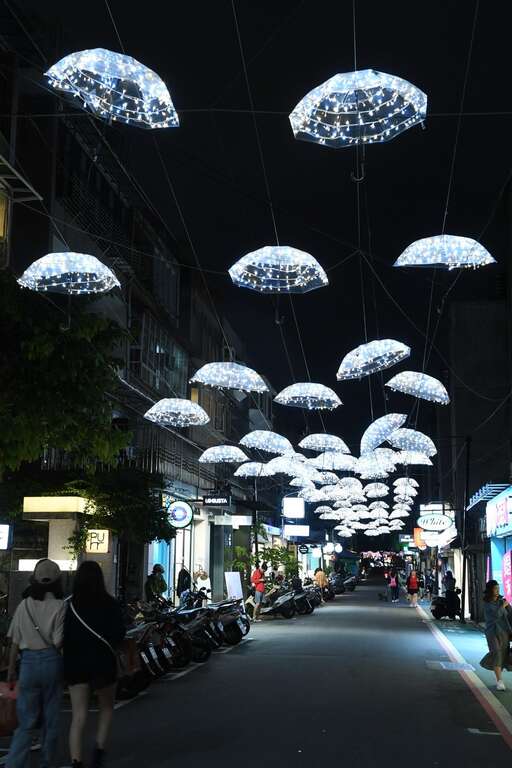 跨年前期活動「TaipeiXmas」，處處都是打卡點，怎麼拍都好看。