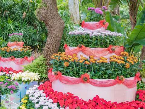 福埠實業有限公司利用菊花及非洲菊呈現的生日蛋糕