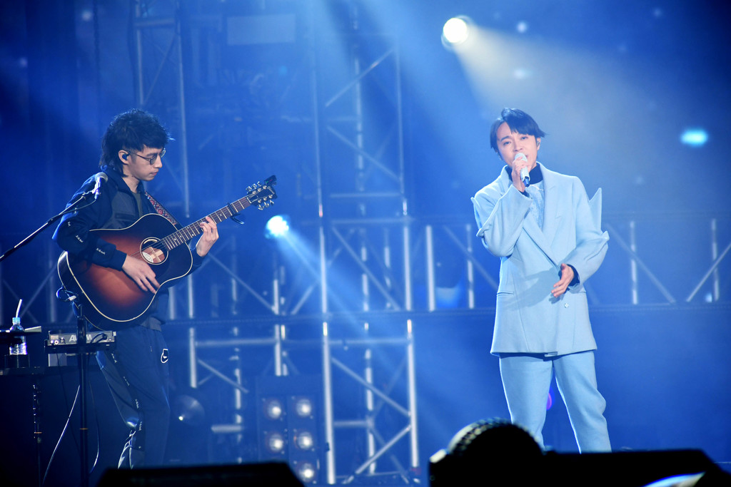 由創作才子吳青峰擔任壓軸帶來多首經典歌曲，跨年晚會在青峰迷幻歌聲中畫下完美的句點。