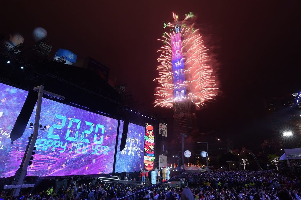 晚会最高潮─台北101新年大秀，以「希望之光・台湾」为题的300秒灯光烟火秀，首创「幻彩三变化」烟火，陪民众迎接崭新2020。