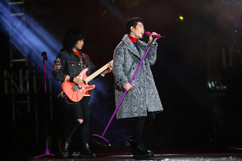 蕭敬騰領軍「獅子LION」連飆經典老歌「再見我的愛」及「It's my life」，高亢嗓音加溫跨年現場。