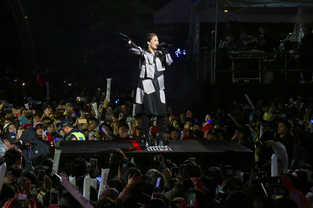 跨年前表演由全能天后杨丞琳带来《雨爱》、《暧昧》等历年经典歌曲，让歌迷走入时光隧道。