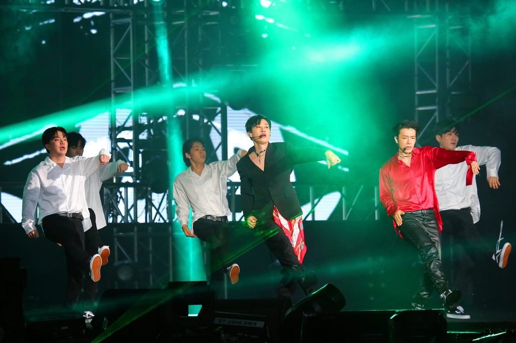 韩国人气天团Super Junior子团D&E 帅气登上台北跨年晚会现场，以热情组曲嗨翻现场民众，掀起跨年高潮。