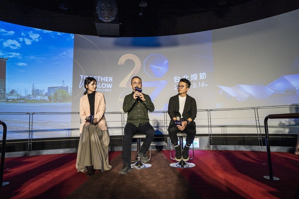 2020台北灯节策展团队(左起)灯节计画主持人集智馆文化总监李佳蓉、共同策展人建筑师王士芳、主视觉设计团队白辐射影像创意总监洪钰堂共同说明今年灯节策展概念