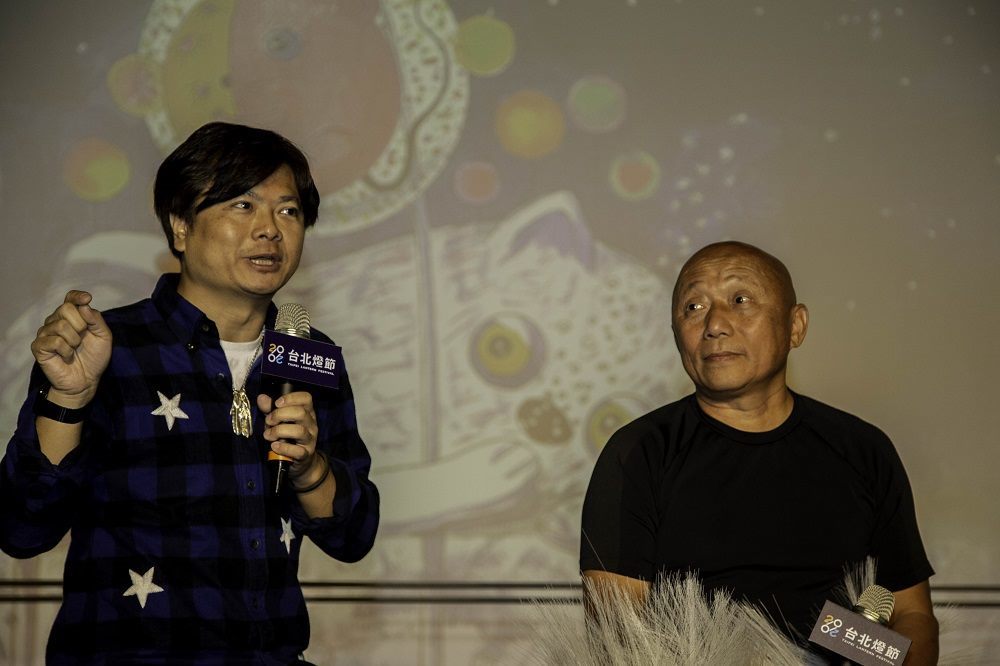 主展演区设计总监(左)冯建彰与西区主展演区主灯设计艺术家林舜龙共同说明躲猫猫主灯展演方式