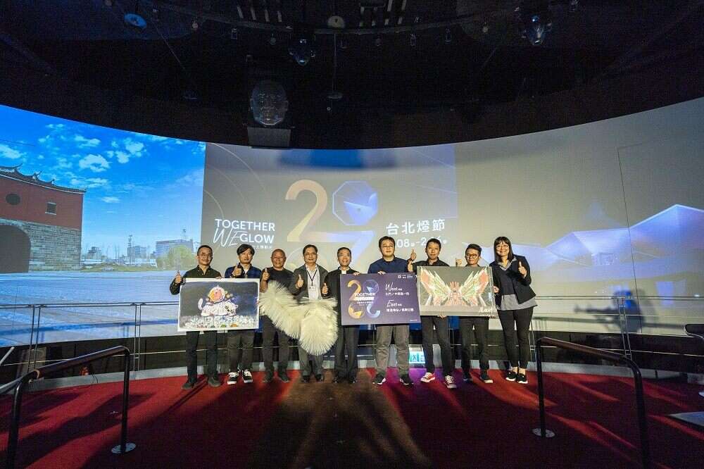 2020台北灯节主视觉暨东西区主灯今正式对外公布，台北市副市长蔡炳坤(中)、副秘书长简哲宏(左4)、观光传播局局长刘奕霆(右4)、副局长李丽珠(右1)、西区主灯设计师林舜龙(左3)、东区主灯设计师李文政(右3)、主展演区设计总监冯建彰(左2)、共同策展人建筑师王士芳(左1)、主视觉设计团队白辐射影像总监洪钰堂(右2)於记者会後合影。