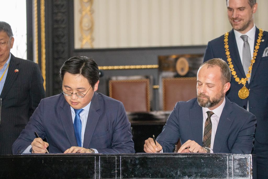 臺北市與布拉格簽署觀光MOU_左起_觀光傳播局局長劉奕霆、布拉格市文旅局局長賽普佛(Frantisek_Cipro)