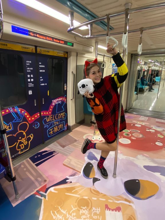 DJ圓圓為2020台北燈節北捷專屬列車進行開箱直播，吸引了超過3萬人次在線觀看