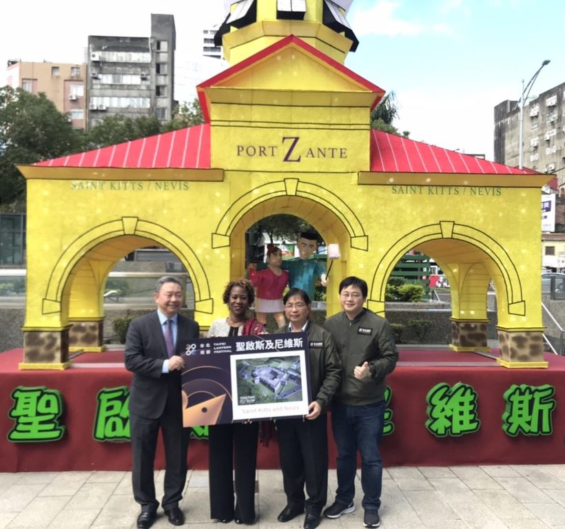我國邦交國聖啟斯及尼維斯於台北燈節友好交流燈區點燈，大使查絲敏哈菁絲Jasmine E. Huggins(左2)與外交部拉丁美洲及加勒比海司俞大㵢司長(左1)、臺北市政府簡哲宏副秘書長（右2）、臺北市政府觀光傳播局劉奕霆局長（右1）合影
