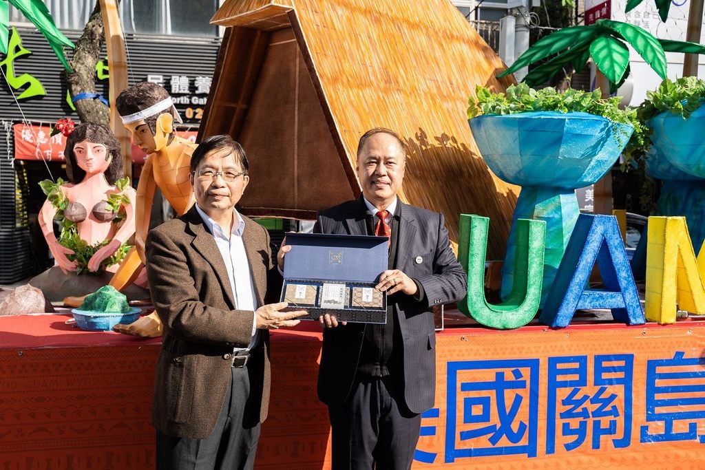 台北灯节友好交流灯区点灯，关岛观光局、台北市政府互赠礼物