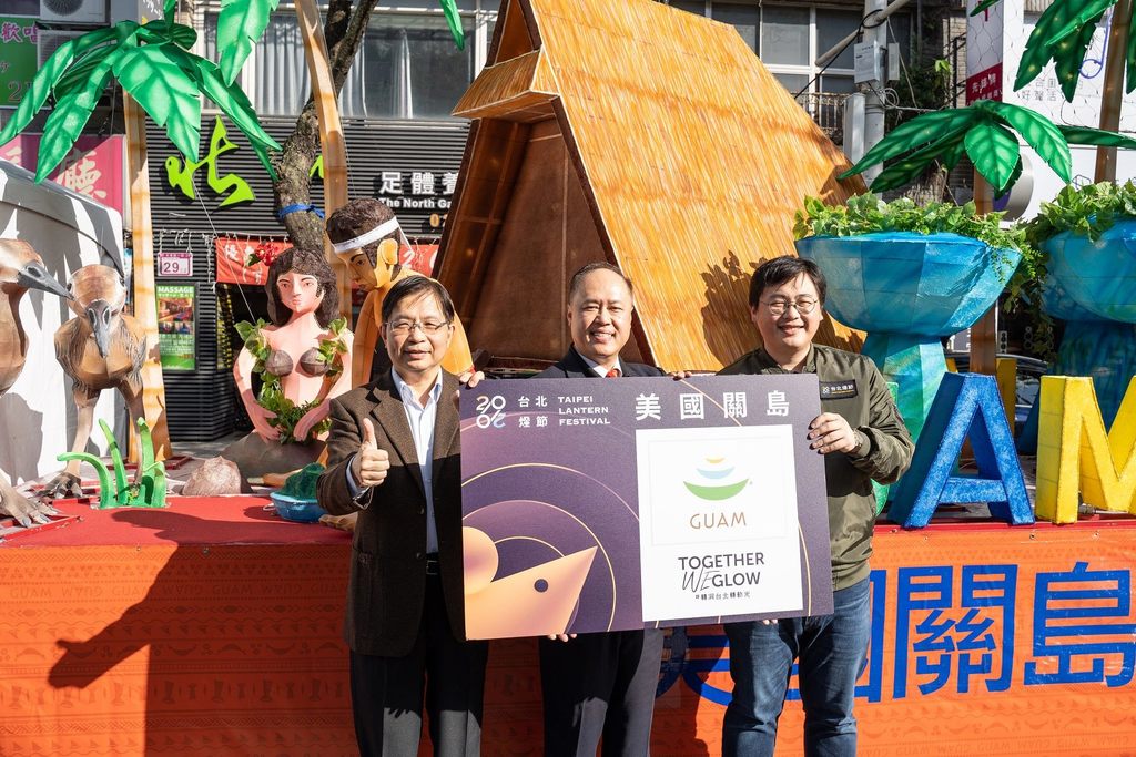 关岛观光局台湾代表严树芬（中）与台北市政府简哲宏副秘书长（左）、台北市政府观光传播局刘奕霆局长（右）合影於花灯前