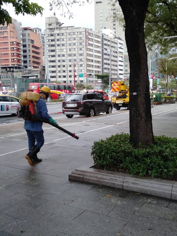 北市府針對燈節舉辦中華路兩側進行消毒作業
