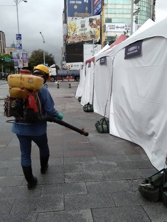 因應新型冠狀病毒來襲，北市府於燈節各服務台及各燈區進行全面消毒，全面提升防疫措施