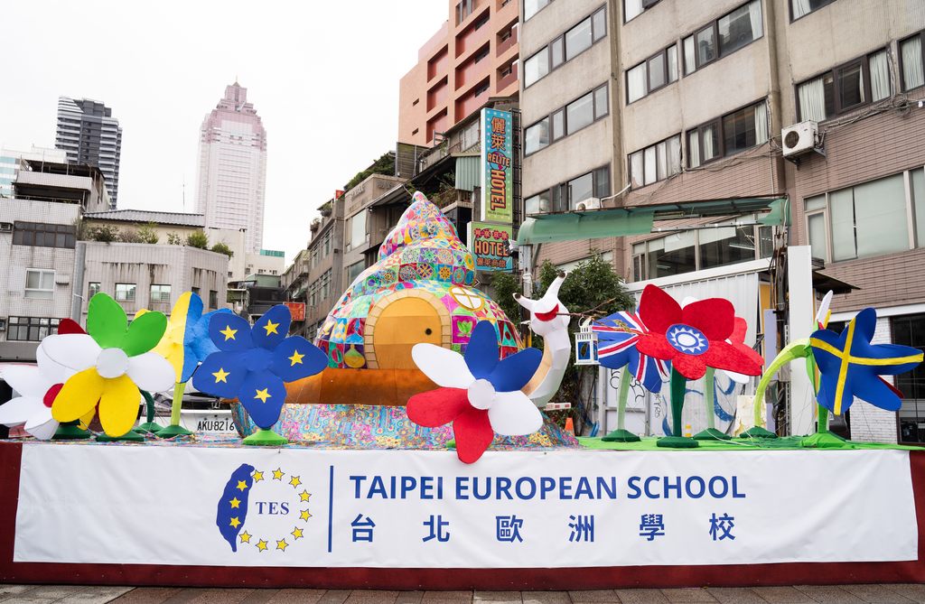 由台北欧洲学校的学生合力做出的花灯表达「家,无所不在」的精神。