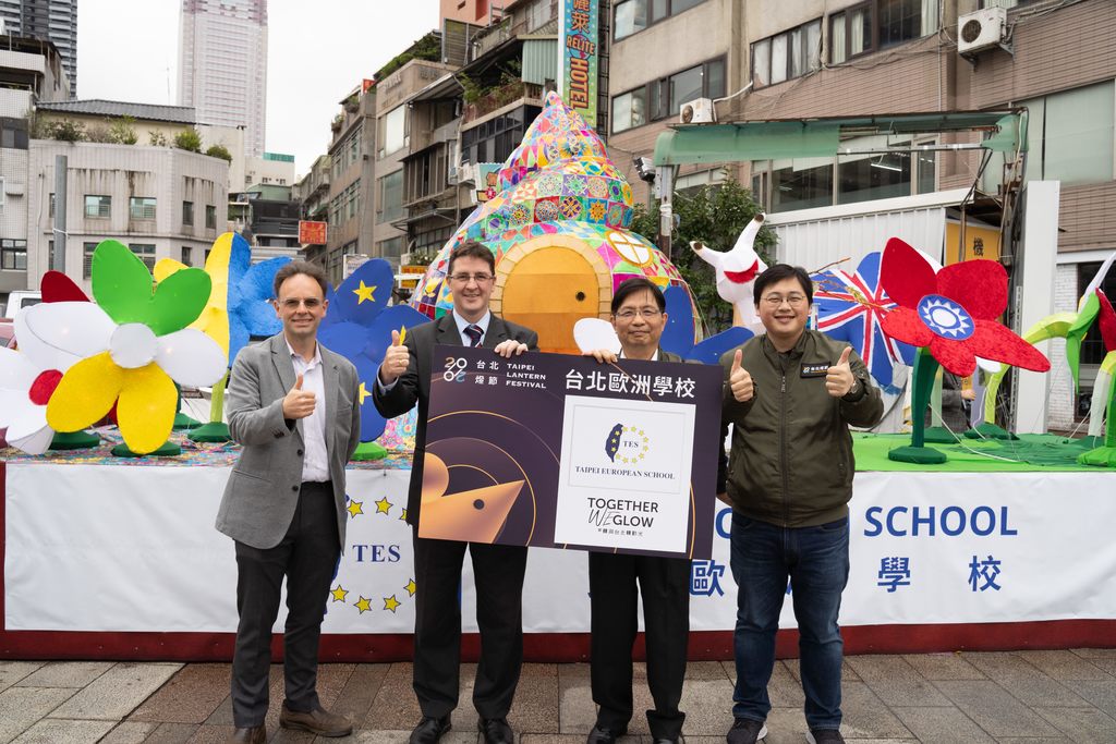 台北市政府副秘书长简哲宏(右二)、观光传播局局长刘奕霆(右一)、台北欧洲学校注册暨行销处长Mr. Kerry Nockolds(左二)、台北欧洲学校美术老师Mr. Eamonn O'Callaghan(左一)在记者会上共同点灯。