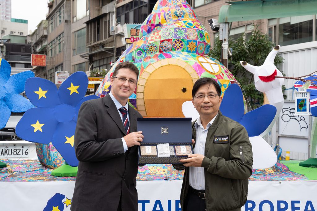 台北市政府副秘书长简哲宏致赠台北欧洲学校注册暨行销处长Mr. Kerry Nockolds台北伴手礼，感谢台北欧洲学校再次参与台北灯节。