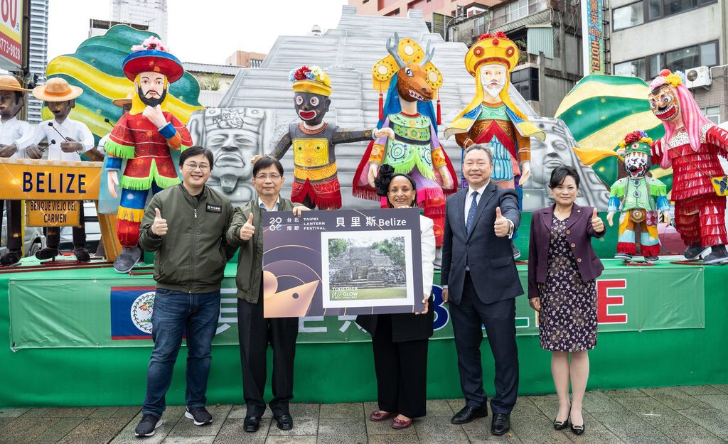 台北灯节友好交流灯区我国邦交国贝里斯灯区共同点亮花灯（由左至右）台北市政府观光传播局刘奕霆局长、台北市政府简哲宏副秘书长、贝里斯贺黛安Diane