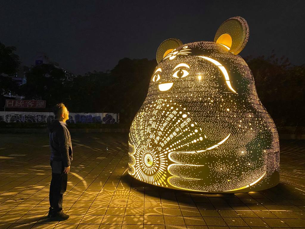 《你的初心就是最美的光》作品雕凿了两万多个光点,散发如星空的光芒,浪漫氛围破表。