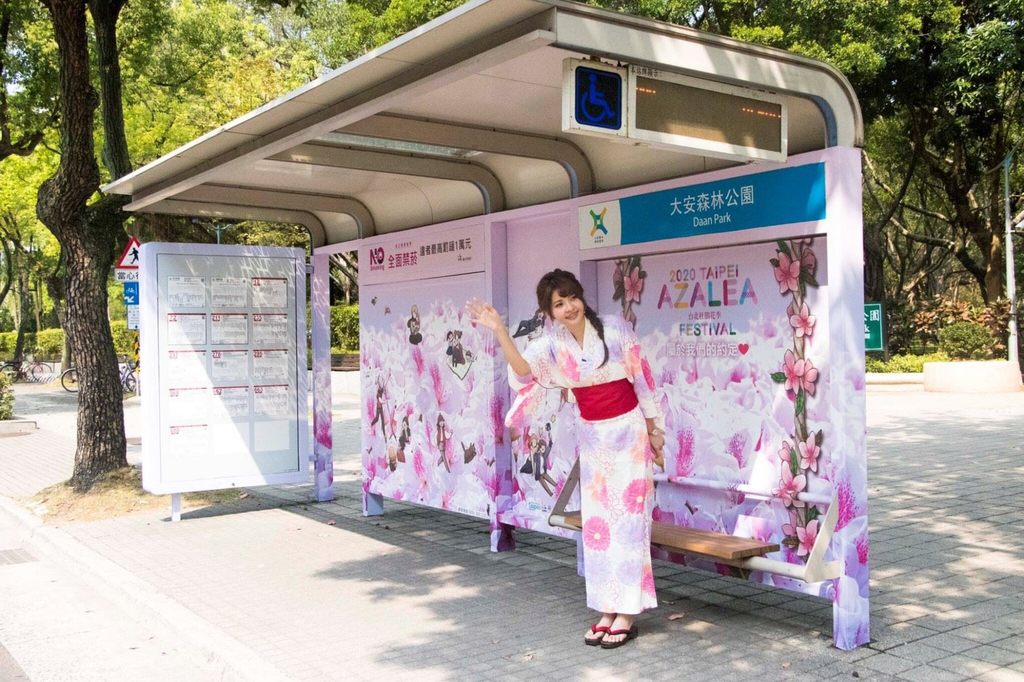杜鹃花造型公车亭邀请候车民众一同徜徉花朵之中