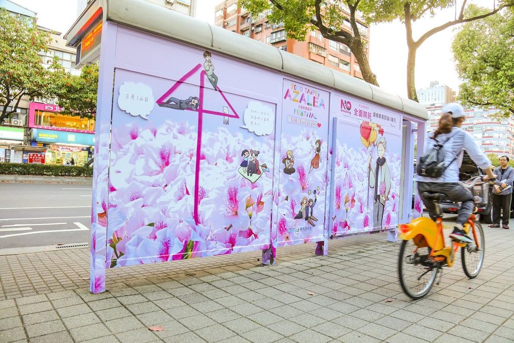杜鹃花造型公车亭邀请候车民众一同徜徉花朵之中3