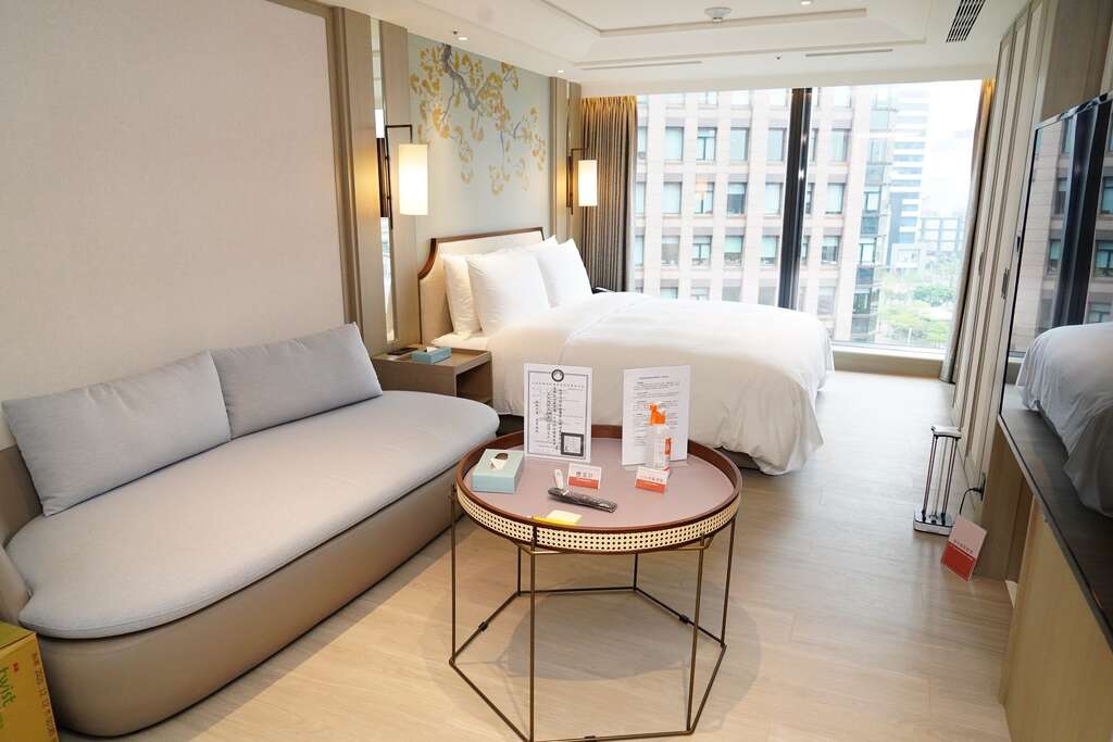 房间备有体温计及75%消毒酒精供住客量测体温及消毒.