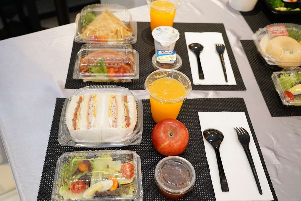 饭店亦协助提供入住民众餐点。