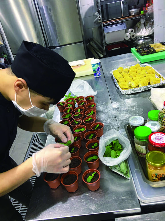 人員用心準備餐點-甜點