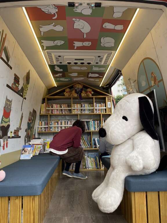 滿滿的好書放滿書架，還有娃娃和可愛動物伴讀，北市圖行動書車陪您打造夢想中的閱讀空間