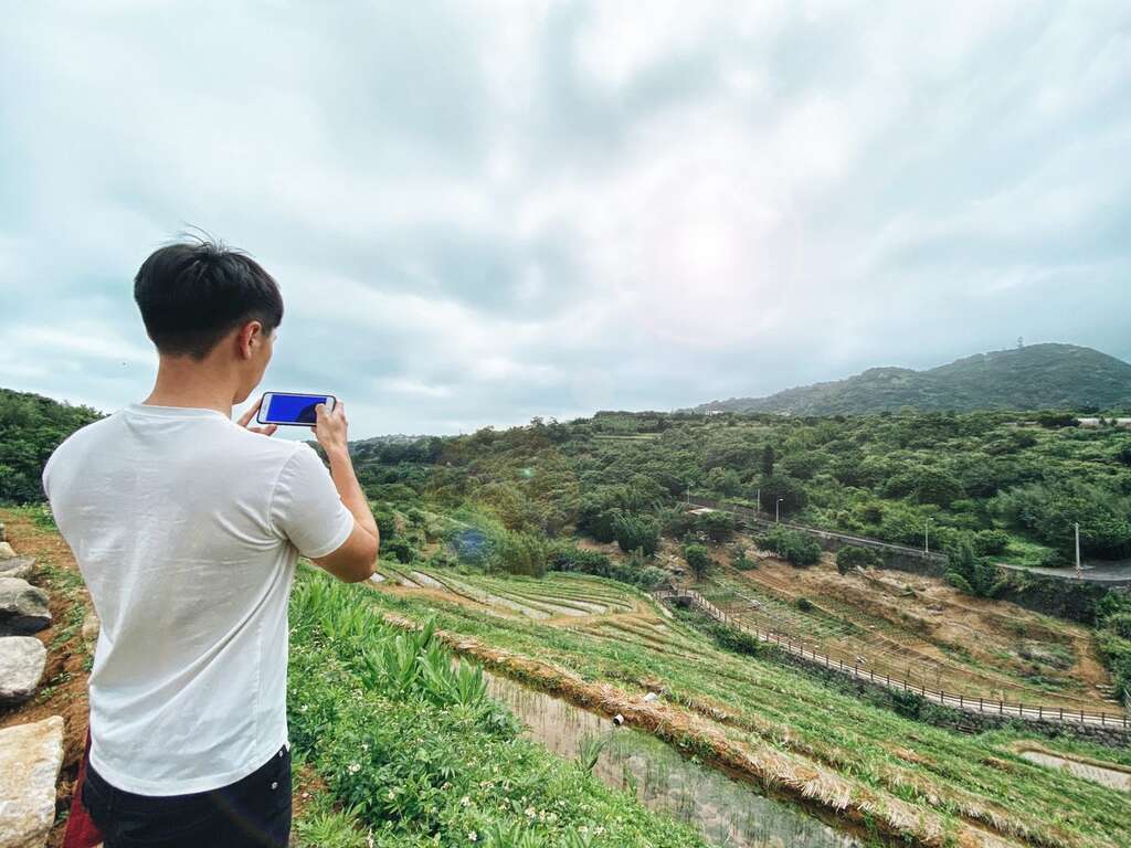 远眺梯田景致。