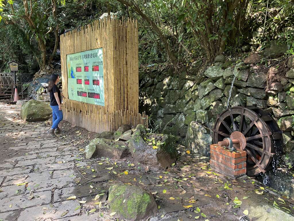 转动的水车配合相关面板，展现低碳绿能的理念