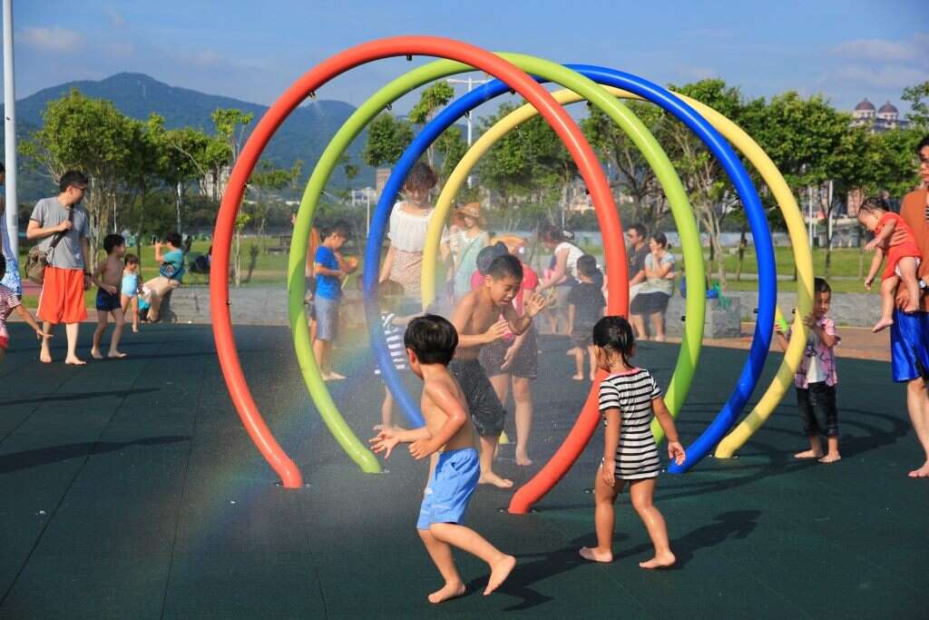 大佳河滨戏水区内设有大型喷水圆圈是小朋友的最爱